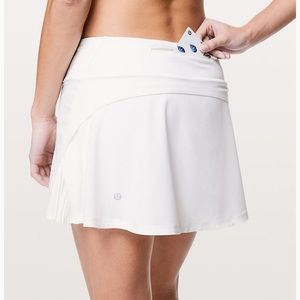 White play of the pleats skort